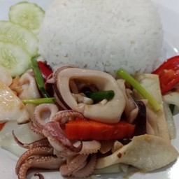 ปลาหมึกผัดน้ำมันหอยราดข้าว