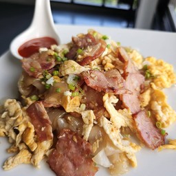 เส้นใหญ่ผัดเบคอน Stir fried noodle with bacon