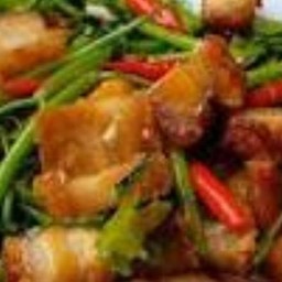 ผัดผักบุ้งไฟแดงหมูกรอบ