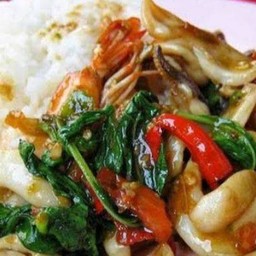 กระเพรารวมทะเล กุ้ง ปลาหมึก (เป็นกับข้าว)