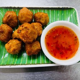 ลูกชิ้นหมูทอด+น้ำจิ้ม