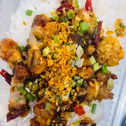 ข้าวหมูกรอบคั่วพริกเกลือ