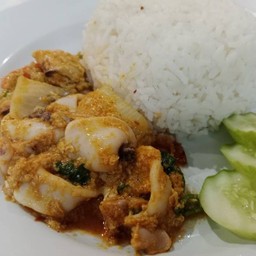 ปลาหมึกผัดผงกะหรี่ราดข้าว