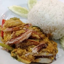 เนื้อปูผัดผงกระหรี่ราดข้าว