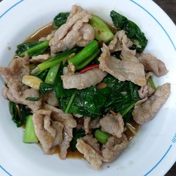 คะน้าหมูชิ้น ราดข้าว