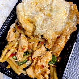 ข้าวผัดหน่อไม้ไก่