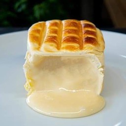 ปังไส้ทะลัก เนยนม (1ชิ้น)