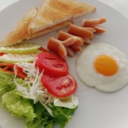 4.Fried egg + sausage + ham + toast