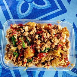 กระเพราหมูกรอบผสมหมูสับราดข้าว