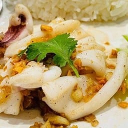 ข้าวราดกระเทียมปลาหมึก