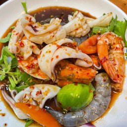 ยำปลาหมึกกุ้ง