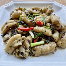 ใส้หมูผัดพริกไทยดำ