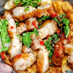 เส้นใหญ่ไข่เจียวกระเพรา