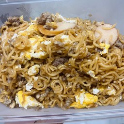 มาม่า หมูสับ+ใส้กรอก+ไข่   (ใส่แต่ไข่+ใส้กรอก+หมูสับ)