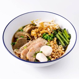 ก๋วยเตี๋ยว หมูตุ๋น หมูหมัก ลูกชิ้น