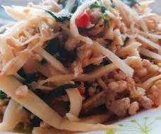 ข้าวราดกะเพราหมูสับหน่อไม้ดอง