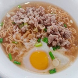 มาม่าต้มใส่ไข่ใส่หมู