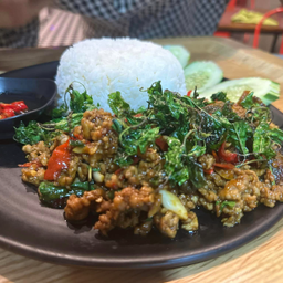 ไข่เยี่ยวม้ากระเพรากรอบราดข้าว