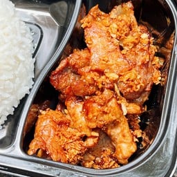 หมูชิ้นทอดกระเทียม (กับข้าว)