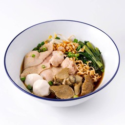 ก๋วยเตี๋ยว หมูตุ๋น หมูสไลซ์ ลูกชิ้น
