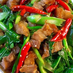 ผัดคะน้าหมูกรอบเป็นกับข้าว