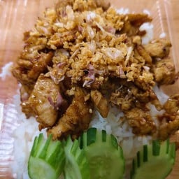 ไก่ทอดกระเทียมพริกไทยราดข้าว