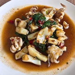 กะเพราปลาหมึก สด (เป็นกับข้าว)