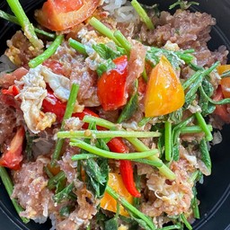 แหนมผัดไข่ราดข้าว