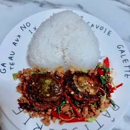 ข้าวกะเพราไข่เยี่ยวม้า