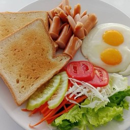5.Fried egg + sausage + toast