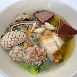 ต้มเลือดหมูใส่เครื่องใน ใส่หมูกรอบ