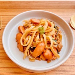 Spicy Kaprao Fettuccine with Minced pork & Sausage (Pad Kee Mao)
