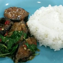 ข้าวกะเพราปลาดุกกรอบ