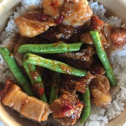 พริกแกงหมูกรอบ