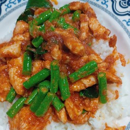 ข้าวราดผัดพริกแกง