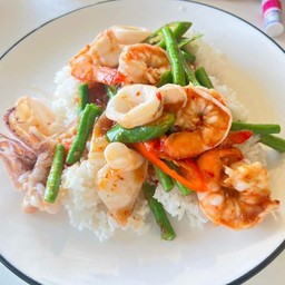 ผัดพริกแกงราดข้าว