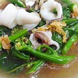 ราดหน้าเส้นใหญ่ ปลาหมึก