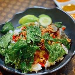 ข้าวกะเพราไข่เหยี่ยวม้า