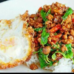 ข้าว กระเพราหมูสับ ไข่ดาว