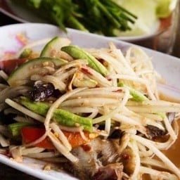 ชมพู่ ข้าวมันไก่ตอน ซุ้มวัดป่าขะ ร้านอยู่ตรงข้ามซุ้มวัดป่าขะ