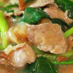 ราดหน้าเส้นใหญ่ หมู
