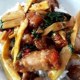 กระเพราหมูกรอบหน่อไม้