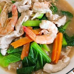 ราดหน้าเส้นใหญ่ รวมมิตร