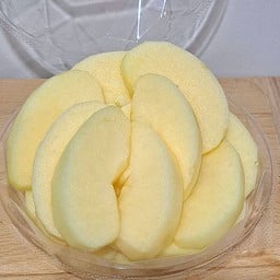 แอปเปิ้ลฟูจิ กรอบหวาน ไม่เนื้อทราย ปอกเปลือกหั่น พร้อมทาน [กล่องใหญ]