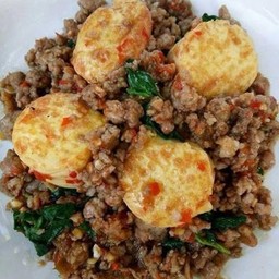 กระเพรา เต้าหู้เนื้อสับ ราดข้าว