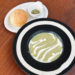 Broccoli soup with bread