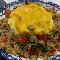 กระเพราหมูสับราดข้าว+ไข่ข้น