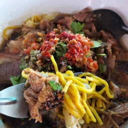 หมี่เหลืองขาหมู