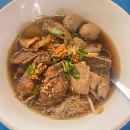 ก๋วยเตี๋ยวเนื้อตุ๋น