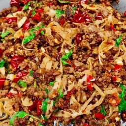 ข้าวกะเพราเนื้อสับ 100g ผ้าขี้ริ้ว 50g ไข่ดาว